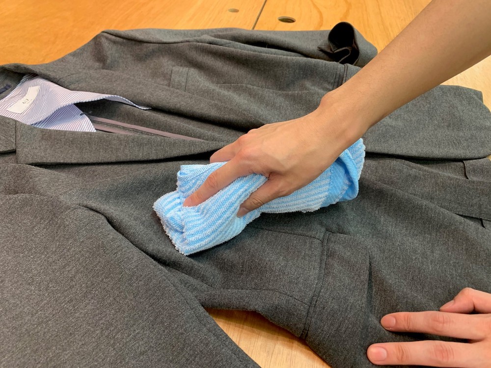 熱めのお湯でしぼったタオルで汗をかいた部分を拭く
